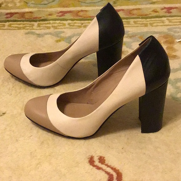 Banana Republic Shoes - Banana Republic spectator pumps-size 9